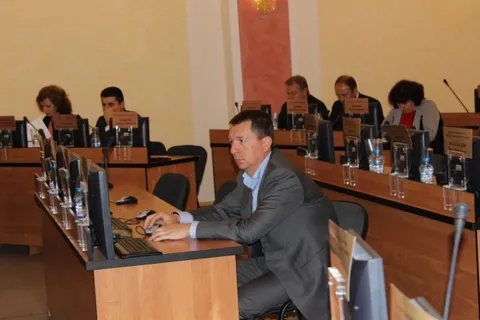 Детская площадка в центре Ярославля раскола ряды депутатов муниципалитета