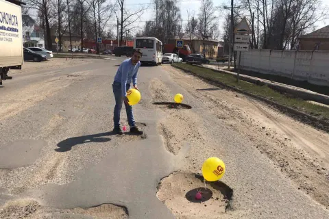 В Ярославской области ямы обозначили воздушными шариками