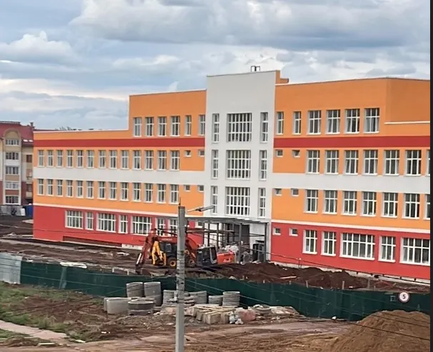 Стройку школы на Пашуковской в Ярославле продлили на четыре месяца