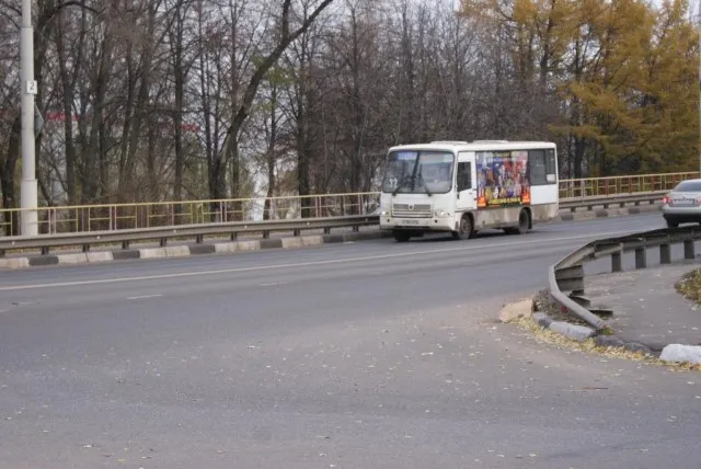Опасные участки дорог в Ярославле начали посыпать технической солью