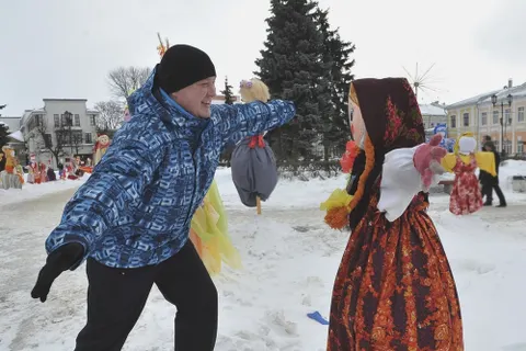 В центре Ярославля начался конкурс масленичных кукол. Фоторепортаж