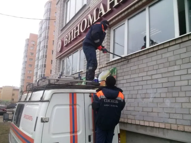 В Ярославле с фасадов домов демонтировали 5 рекламных конструкций