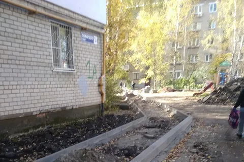 «Эверест хлама»: в Ярославле ищут бригаду, бросившую благоустройство двора