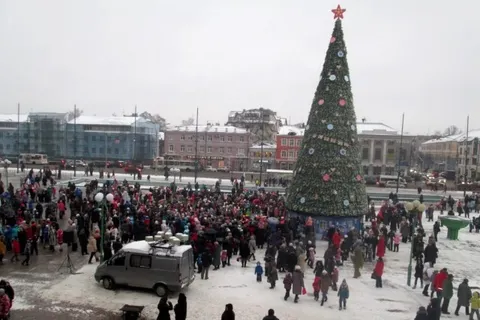 В Ярославле Дед Мороз зажег главную елку города