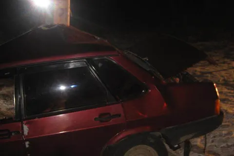 В Ярославской области «девятка» вылетела в кювет и врезалась в бетонную опору ЛЭП