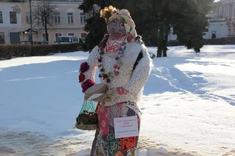 В центре Ярославля начали устанавливать масленичных кукол