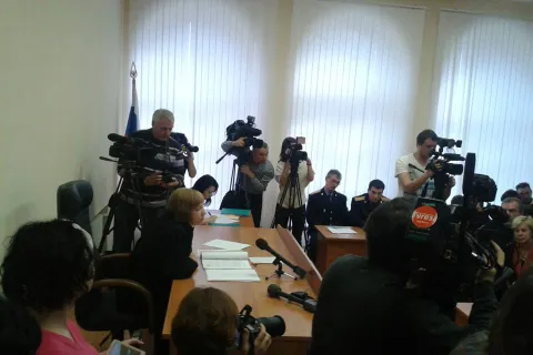 Известные горожане c транспарантами пришли поддержать мэра Рыбинска Ярославской области. С фото