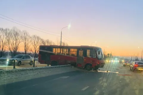 В Ярославле маршрутку вынесло на разделительные тросы