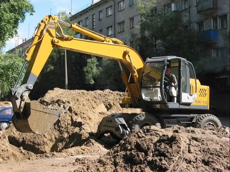 В Ростове Великом женщины грудью преградили дорогу экскаваторам