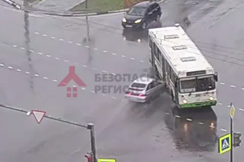 В Ярославле «ВАЗ» на скорости врезался в пассажирский автобус