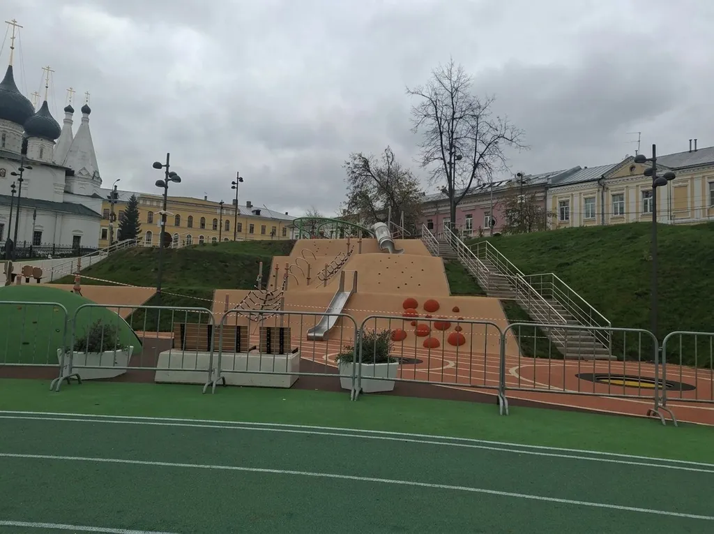 Вандалы повредили детскую площадку на «Спартаковце» в Ярославле