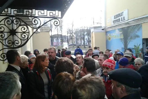 Известные горожане c транспарантами пришли поддержать мэра Рыбинска Ярославской области. С фото