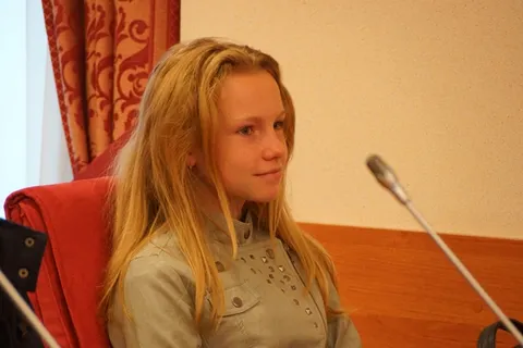 Учащимся школы 76 Ярославля удалось посидеть в депутатских креслах