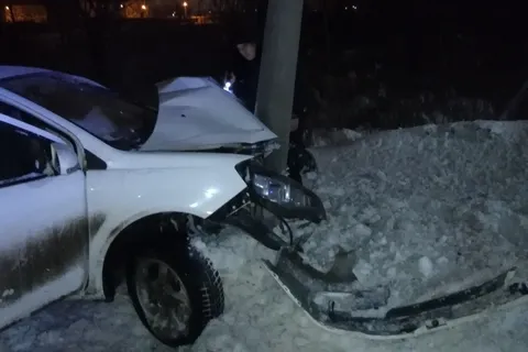 В Ярославском районе легковушка влетела в столб