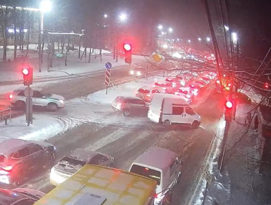 Ярославль увяз в восьмибалльных пробках