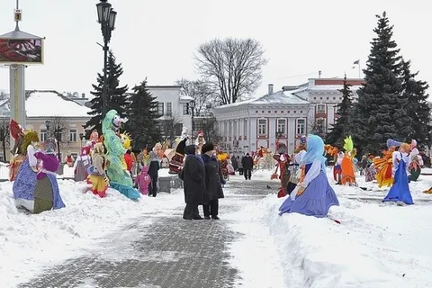 В центре Ярославля начался конкурс масленичных кукол. Фоторепортаж
