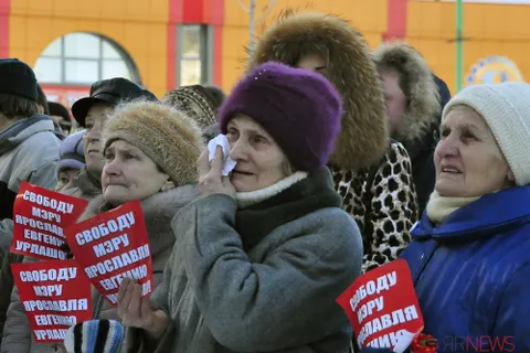 На митинг в поддержку мэра Ярославля собралось около двухсот человек. Фоторепортаж
