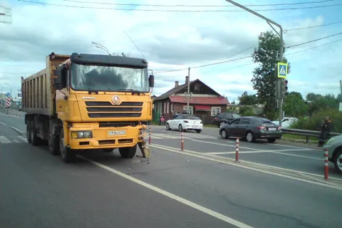 В Ростове грузовик столкнулся с иномаркой