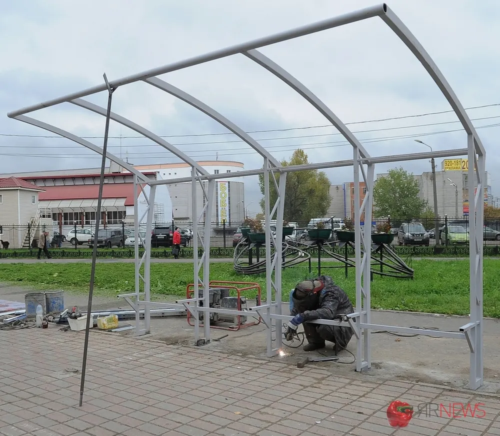 В Ярославле продолжают устанавливать остановочные комплексы. С фото