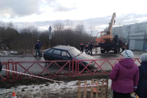 В Ярославле легковушка провалилась под асфальт - фото