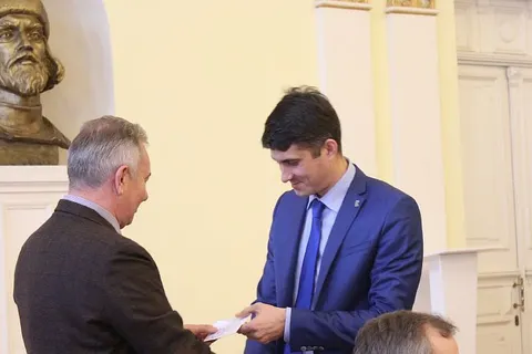 Вновь избранным депутатам муниципалитета Ярославля вручили удостоверения