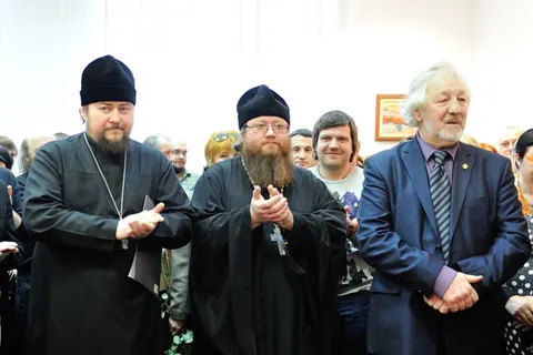 Желающие посетить выставку художника и священника Василия Шиханова не поместились в зал. Фоторепортаж