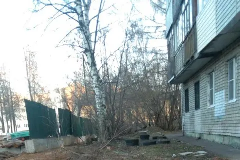 «Кран кружит над детьми»: ярославцы жалуются на строителей элитной высотки