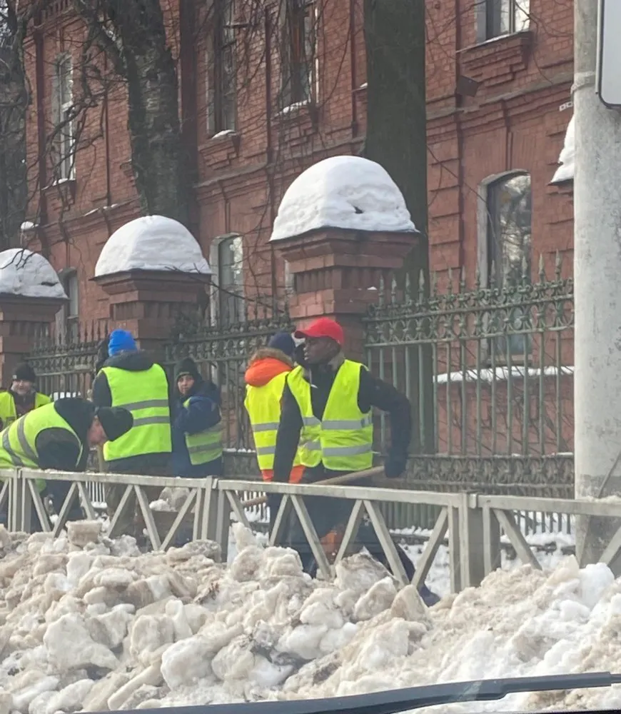 На уборке Ярославля от снега трудится темнокожий дворник
