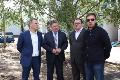 В Ярославле детские городки устанавливают сразу десять бригад