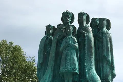 В Ярославской области открыли памятник Царской семье