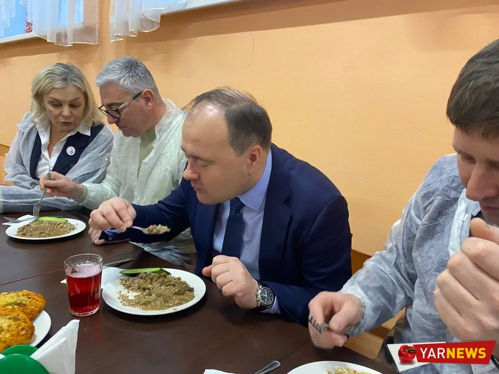 Мэра Ярославля накормили школьным обедом