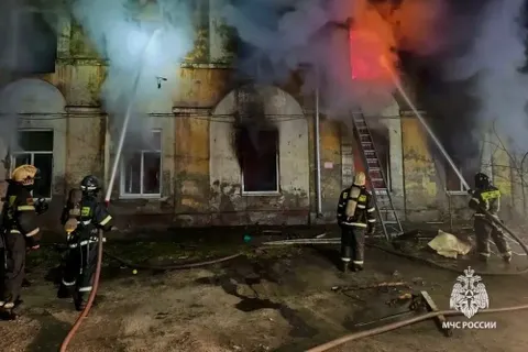 В Ярославле полыхает многоквартирный дом на Стачек
