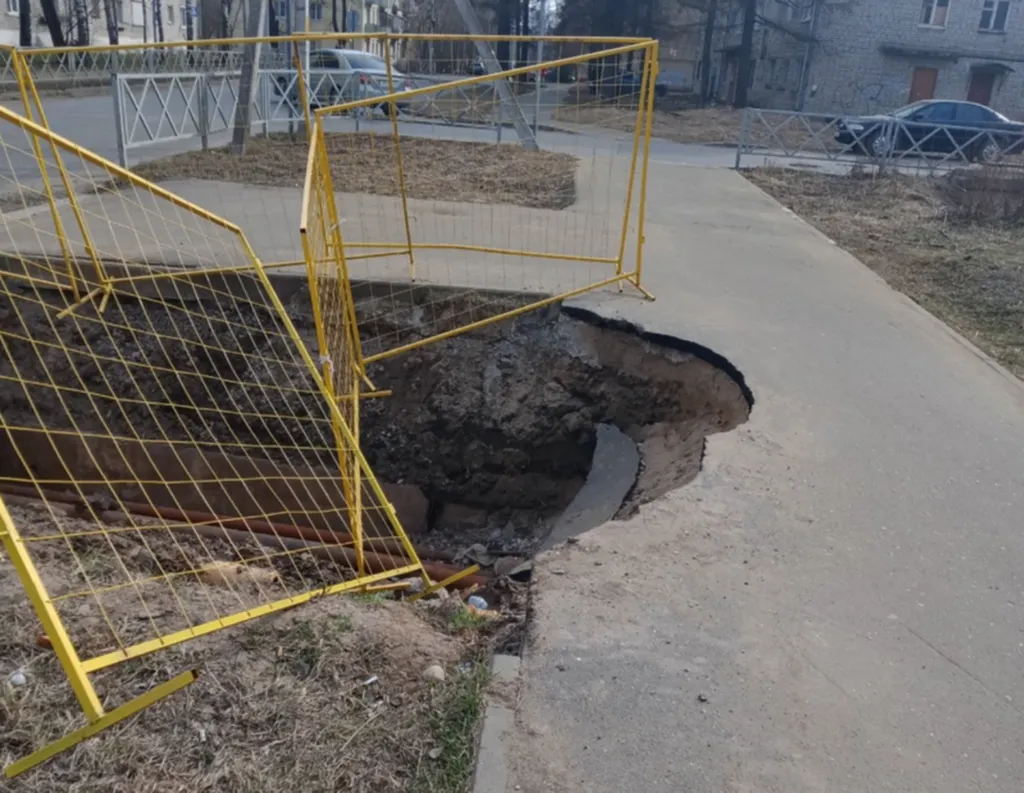 В Рыбинске на новом тротуаре обвалился асфальт
