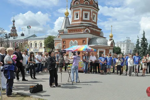 В Ярославле прошла презентация цветочных композиций «Ярославль многоликий», расположенных возле часовни Александра Невского. Фоторепортаж