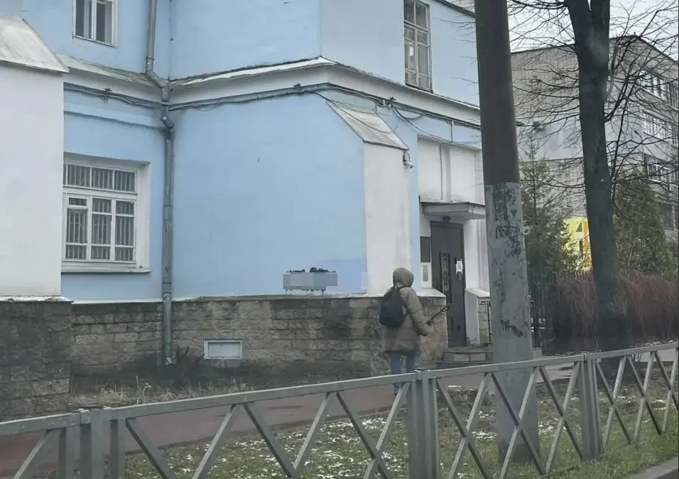 Вандал оставил рекламу наркотиков на стене синагоги в Ярославле