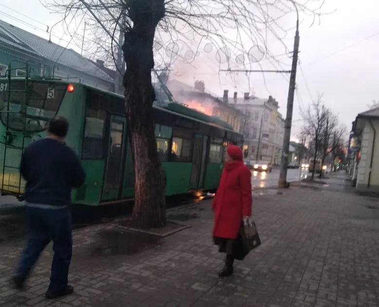 В Рыбинске загорелся приехавший из Казани троллейбус