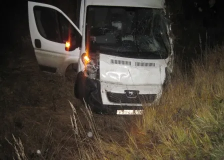 В Угличском районе 4 пассажира микроавтобуса госпитализированы с травмами головы