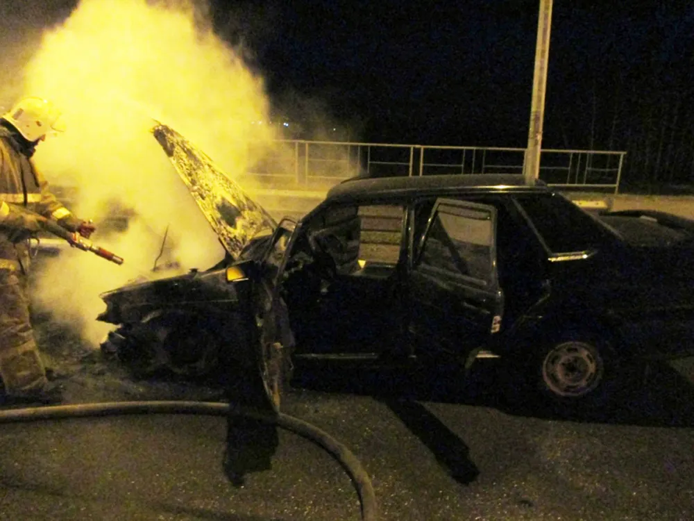 На Юбилейном мосту в Ярославле ночью горел автомобиль