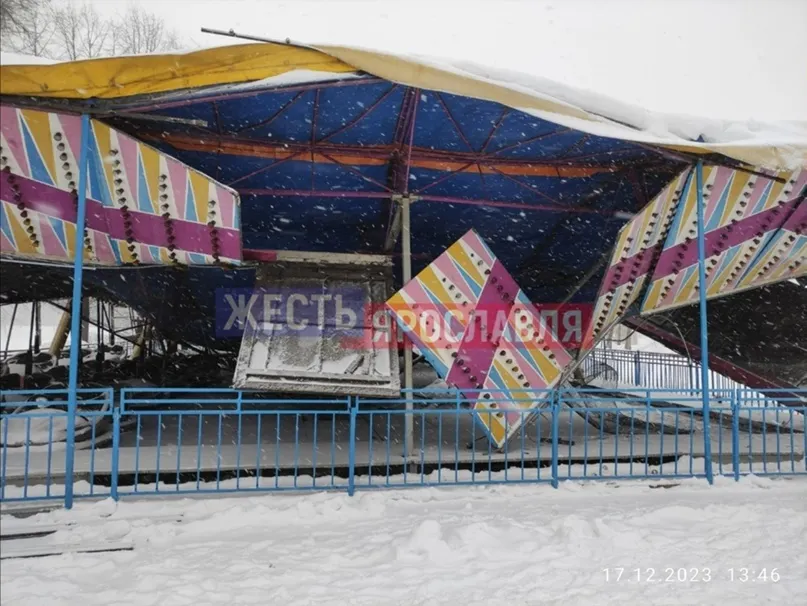 На Даманском в Ярославле из-за снега рухнула крыша аттракциона