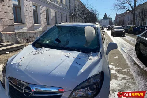 В центре Ярославля льдина протаранила иномарку