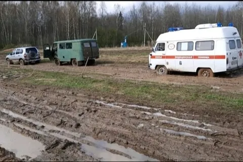 В Ярославской области «Скорая» с бабушкой-ветераном застряла в грязи