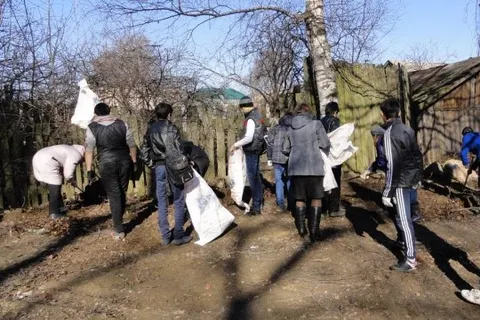В Ярославле сегодня школьники субботник переименовали в «чистый четверг» (фото)