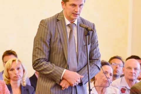 Заместители мэра Ярославля пришли на заседание муниципалитета в красивых костюмах и красивых галстуках. Фото