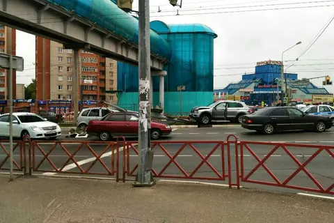 В Ярославле на Московском проспекте иномарка снесла светофор