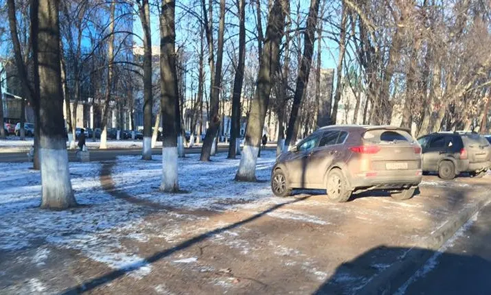 «Хоть колючую проволоку натяните!»: сквер на Чайковского превращается в стоянку
