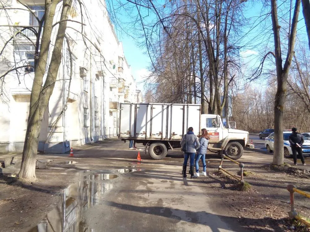 При выезде из двора на Спартаковской грузовик сбил велосипедиста