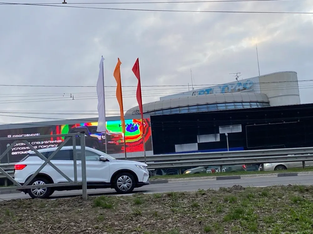 Ярославцев удивили оранжевые флаги