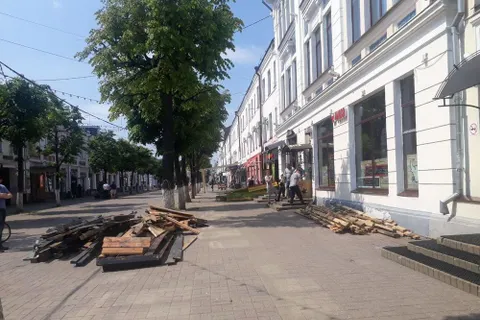 В центре Ярославля устанавливают летние кафе