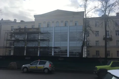 «А так можно?»: ярославцы возмущены пристройкой из стекла к зданию на улице Победы