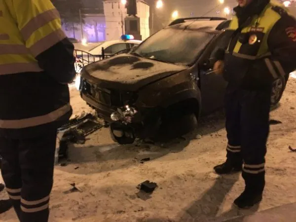 Полиция ищет водителя, протаранившего заграждение у ярославского главпочтамта